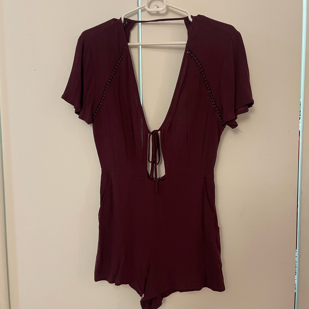 Kendall & Kylie tie front, open back burgundy romper xs